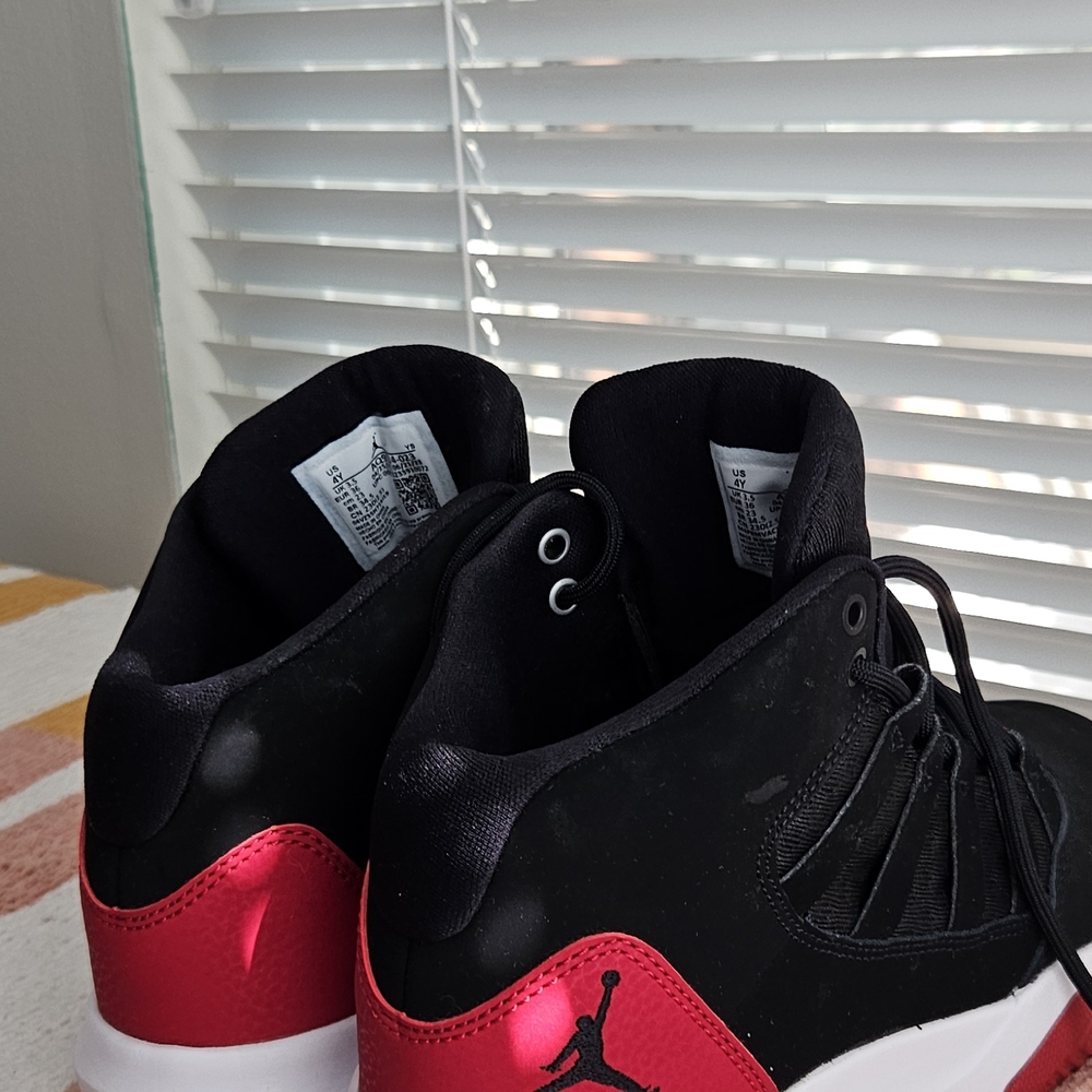 Jordan Kids Max Aura Black and Red Sneakers - Picture 10 of 16